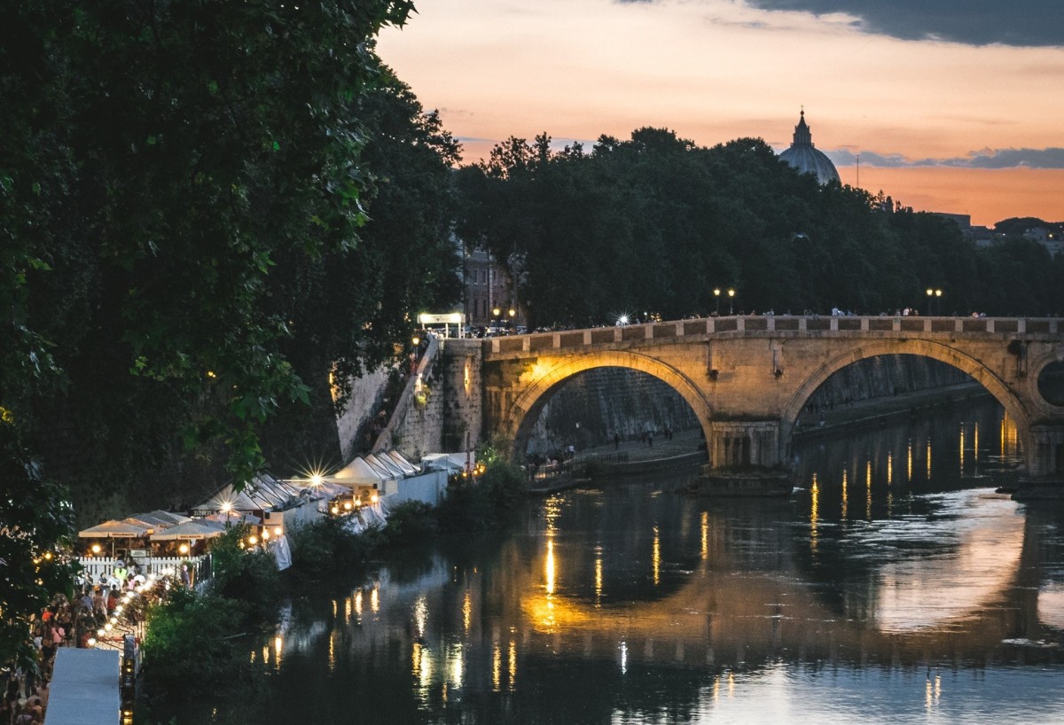As beautiful as it is alla luce del giorno, Rome is perhaps even more stunning by night. 