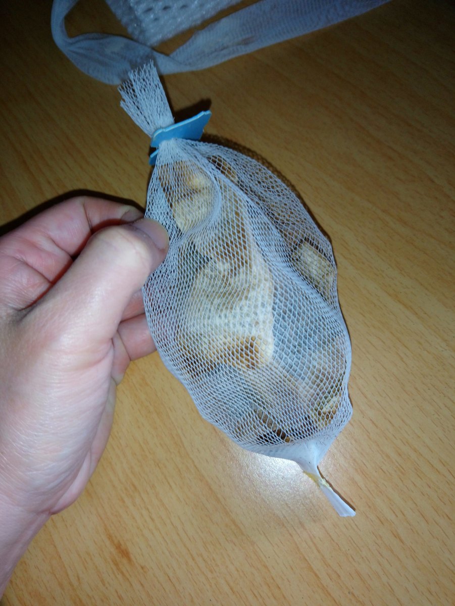 Use bread packaging tags to secure the end to keep the coffee grounds sachets in place.