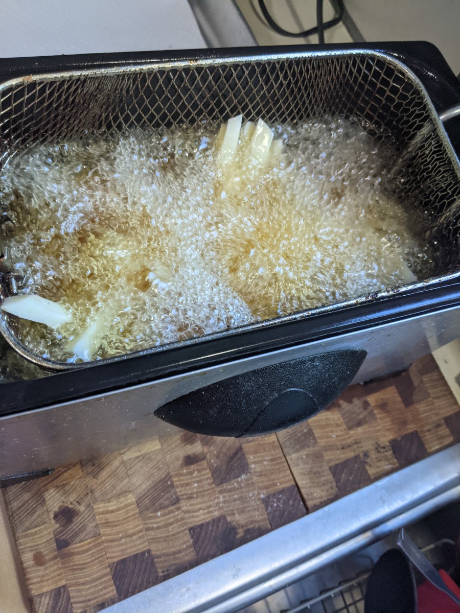deep-fryer-oil-clarifying-with-a-raw-potato