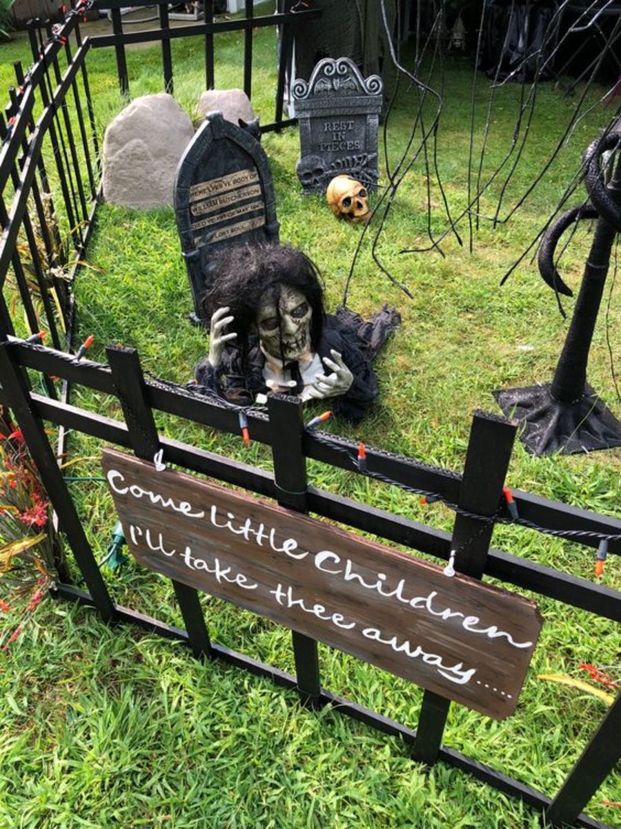 30+ Budget Friendly DIY Outdoor Halloween Decorations That Are Eerily