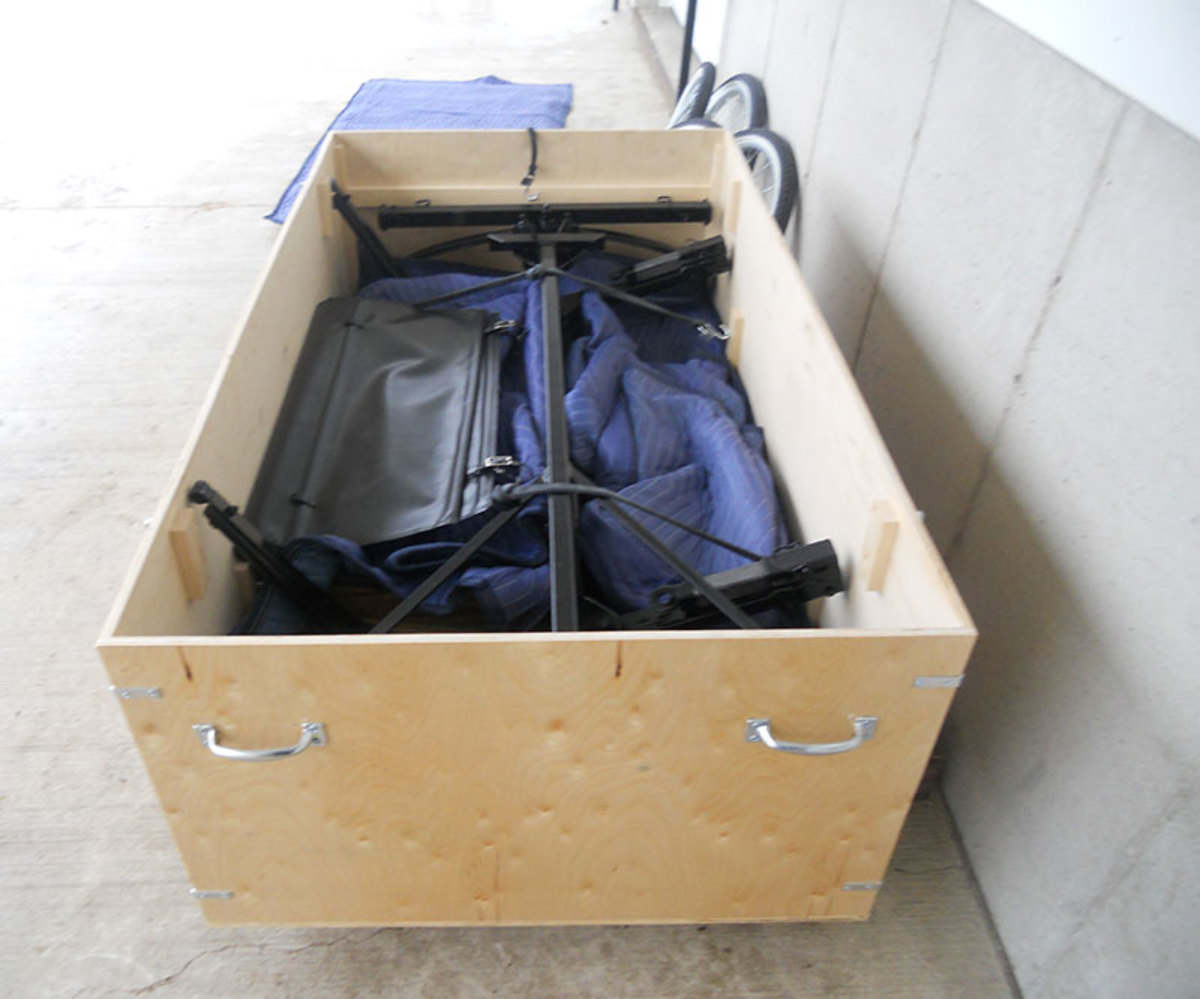 Place crate lid on ground with packing blanket, remove box frame from crate