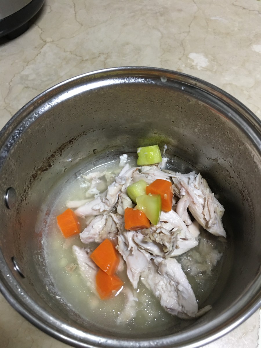 Boiled vegetables and chicken breasts