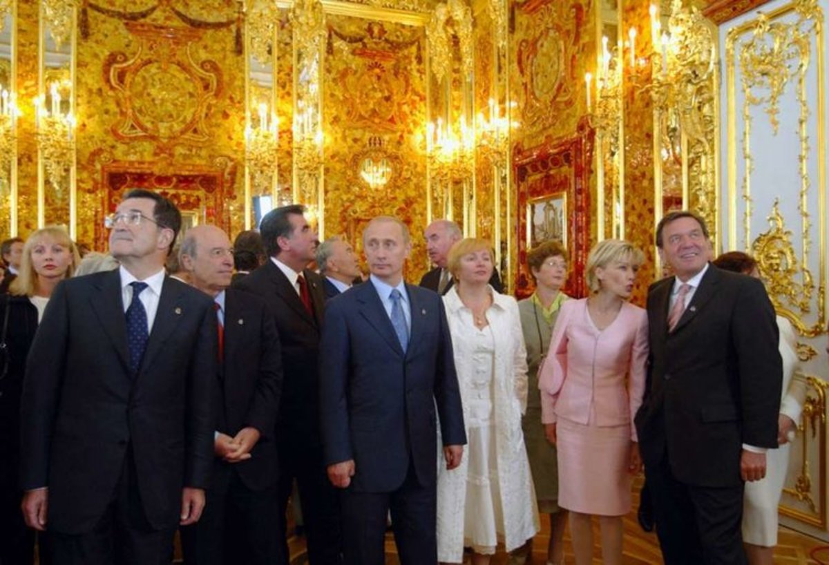 Dignitaries at Opening of Recreated  Amber Room