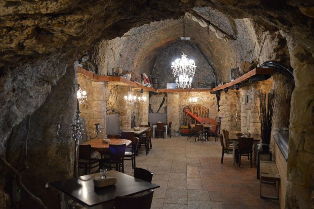 马斯登洞穴里的酒吧