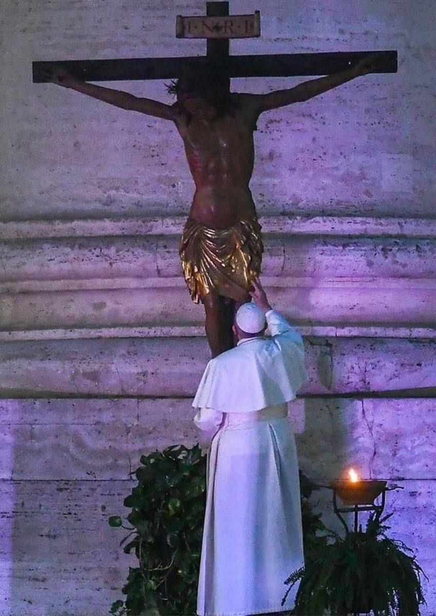 There is nothing that this pope will not try, here he prays to Our Lord Jesus Christ on the cross. It is said that this Jesus on the cross was taken in a procession around Rome in the year 1520 and stopped the pest epidemy. We pray to stop this virus