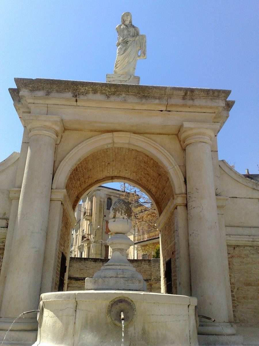 The is the central part of this fountain at close range, the statue at the top is the Roman goddess Ceres of farming and agriculture, it comes from another town that existed in Genzano territory, we guess during the Roman Empire before Christianity. 