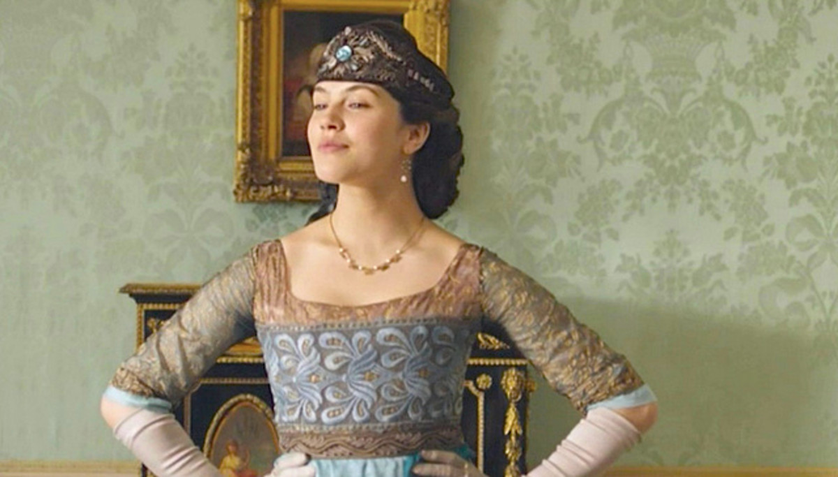 Top 11 Best Costumes From Season 1 of Downton Abbey