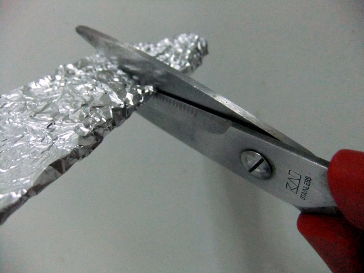 Sharpen your scissors with aluminum foil