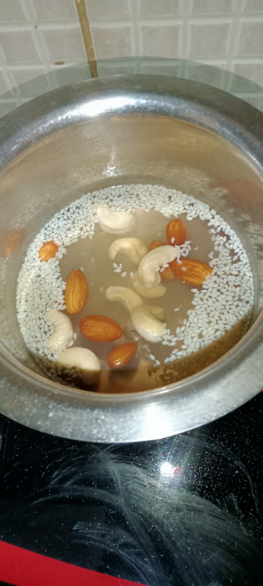 Heat some water in a saucepan. Add almonds, cashew nuts and sesame seeds. Cook for 7-8 minutes.