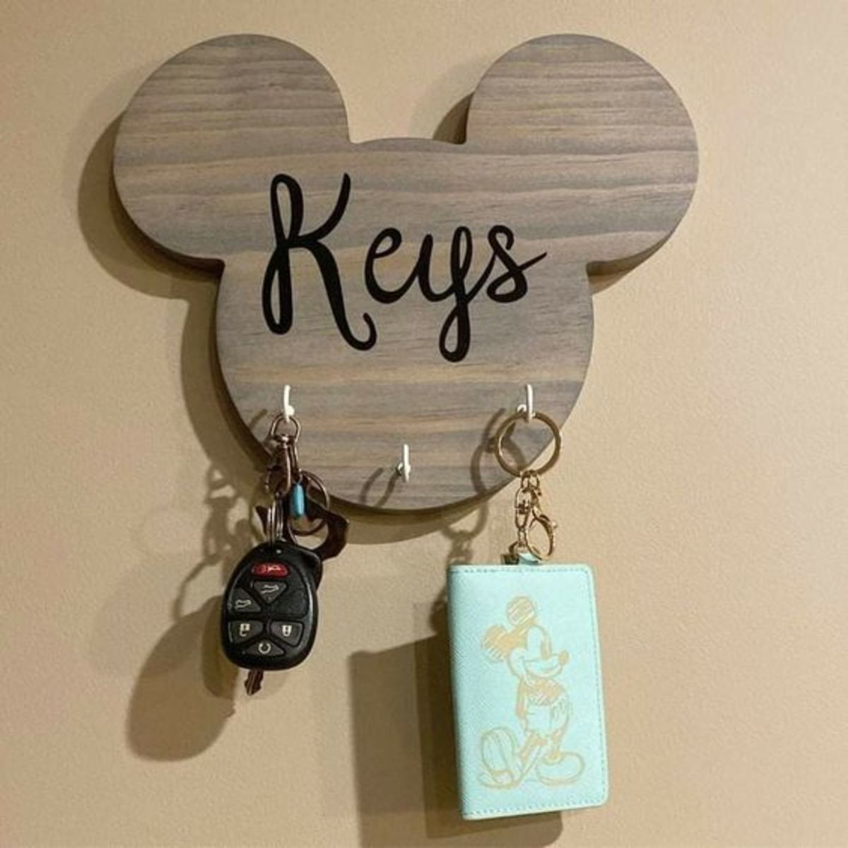 https://images.saymedia-content.com/.image/t_share/MTk0MjEyODQxNjk1NzQ5ODA5/mickey-mouse-inspired-home-decor-ideas.jpg