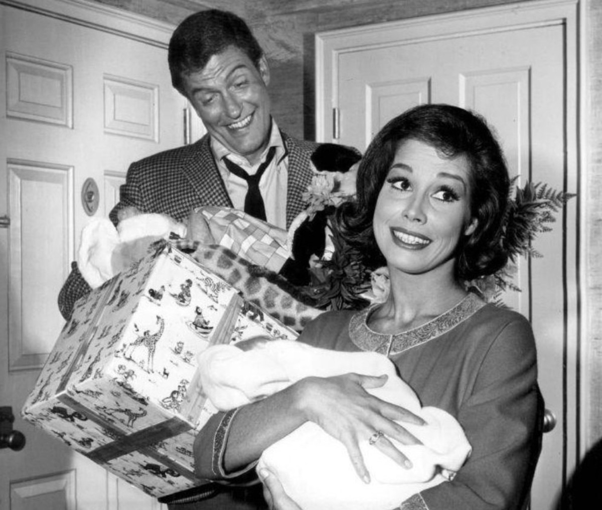 Rob and Laura bring baby Ritchie home from the hospital.