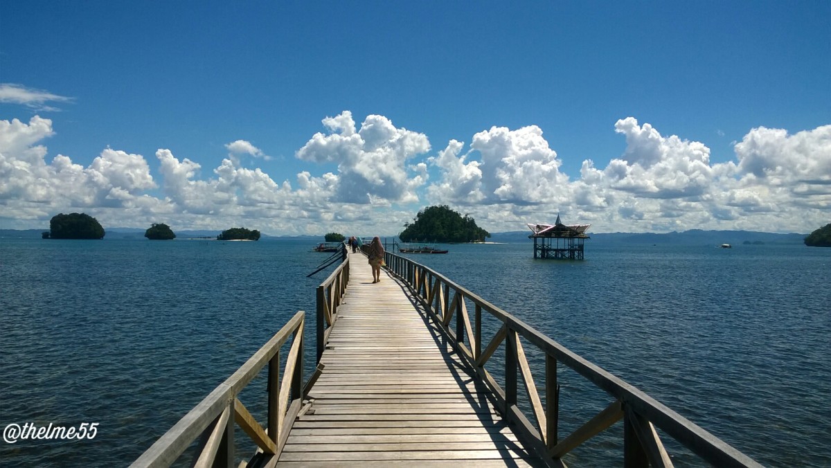 The bridge to the boat for island hopping. The front view are the islets of Britania. 