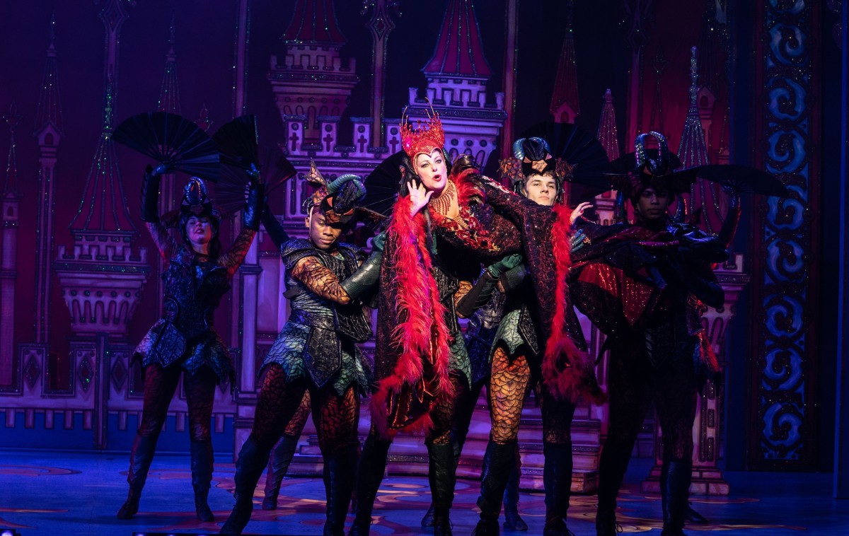 Snow White and the Seven Dwarves: New Wimbledon Theatre Panto Review ...