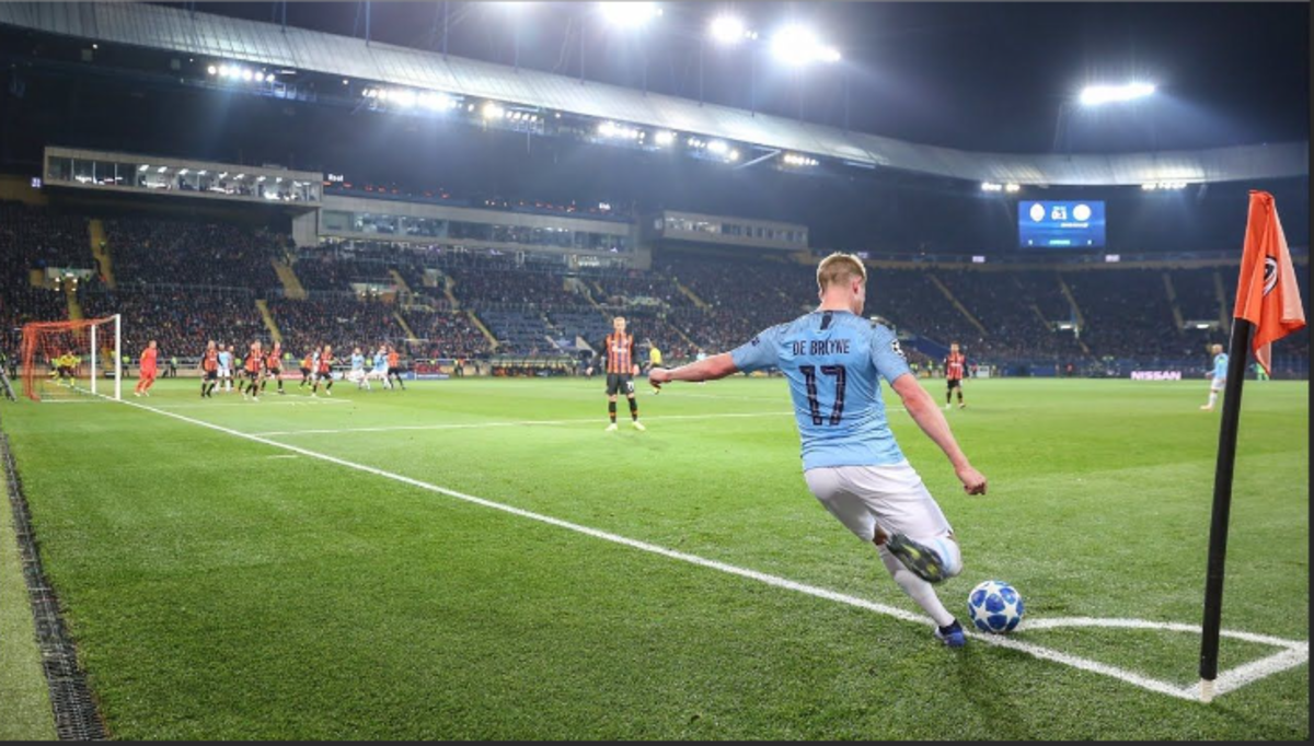 Kevin De Bruyne takes a corner for Manchester City
