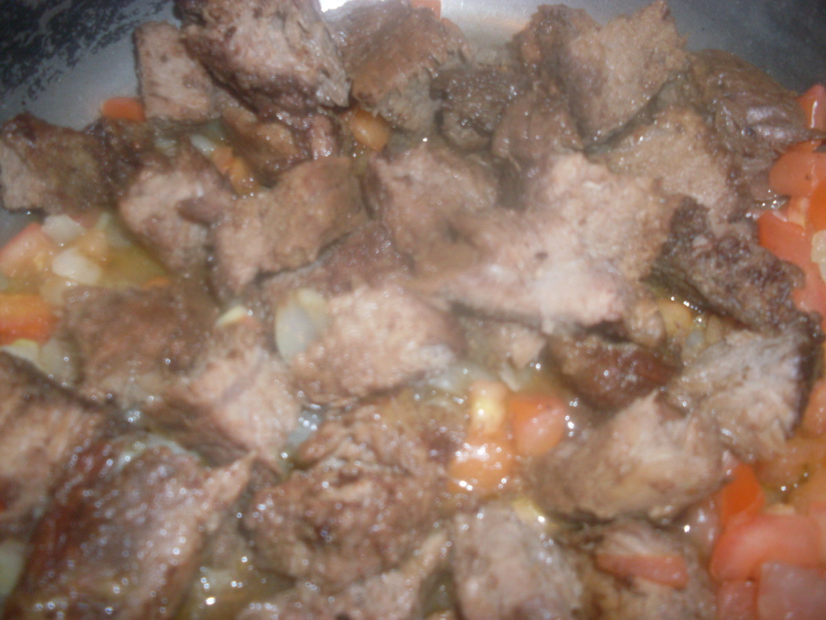 RECIPE FOR HOW TO MAKE BEEF WITH TOMATOES AND ONIONS IN COCONUT MILK SAUCE, a hearty beef dish 