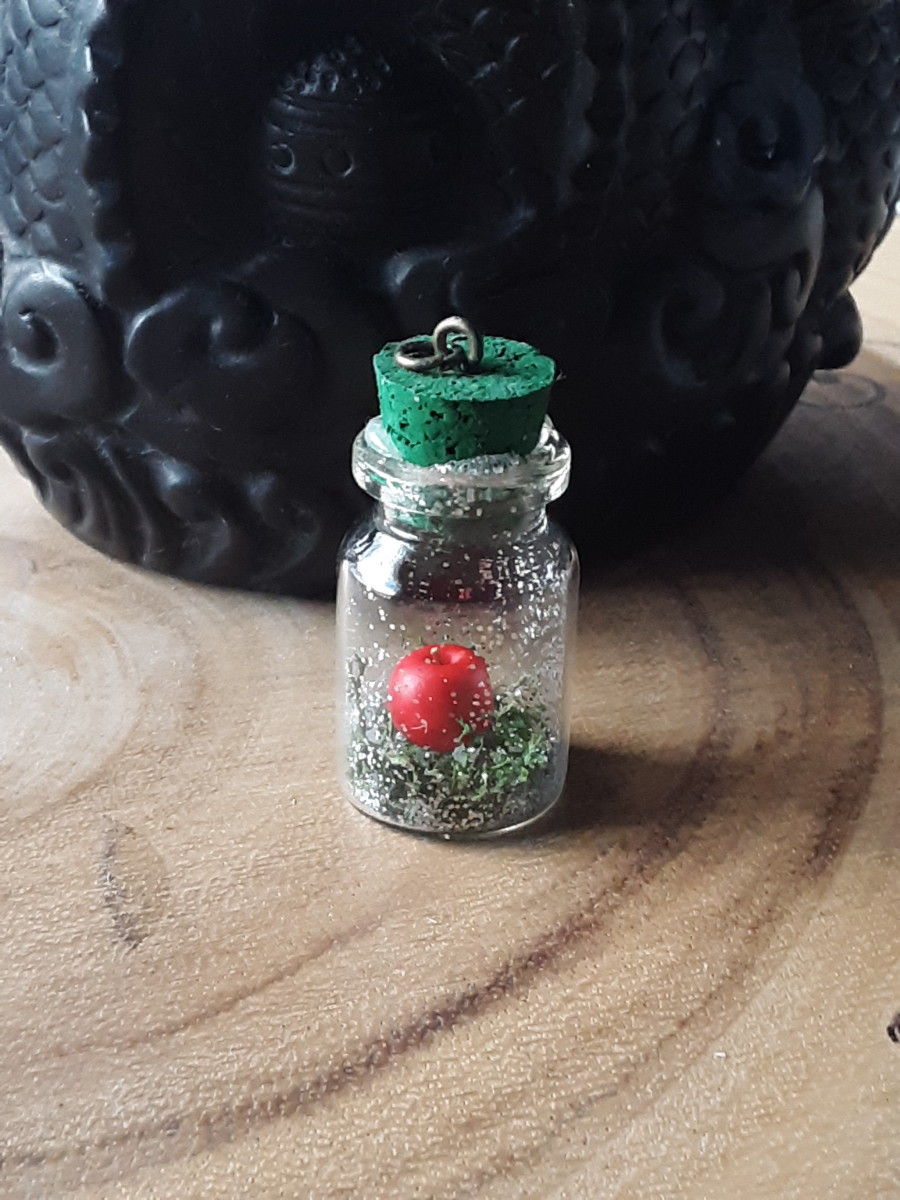 Enjoy this miniature apple-in-a-bottle charm!