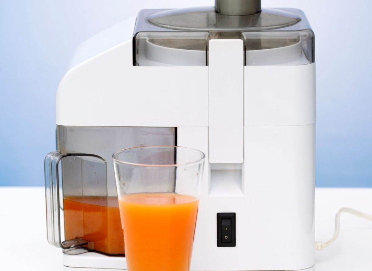 https://images.saymedia-content.com/.image/t_share/MTk0MzQzNTUyMDQ0NTc0MjEz/cold-press-juicer-vs-centrifugal-juicer-what-are-the-pros-and-cons.jpg