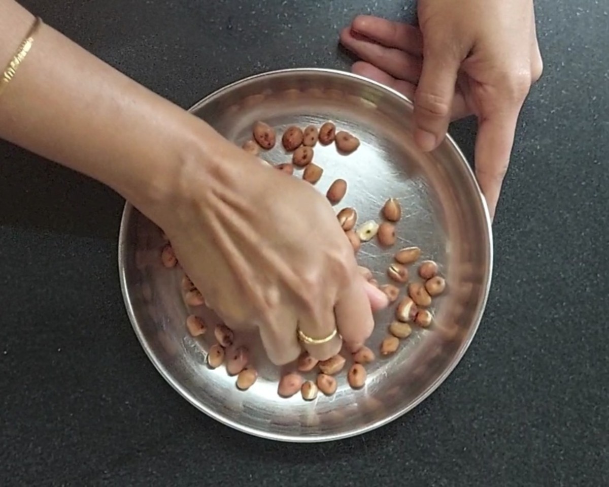Peel the fried peanuts (the skins can be easily removed by rubbing the peanuts between your fingers after frying).