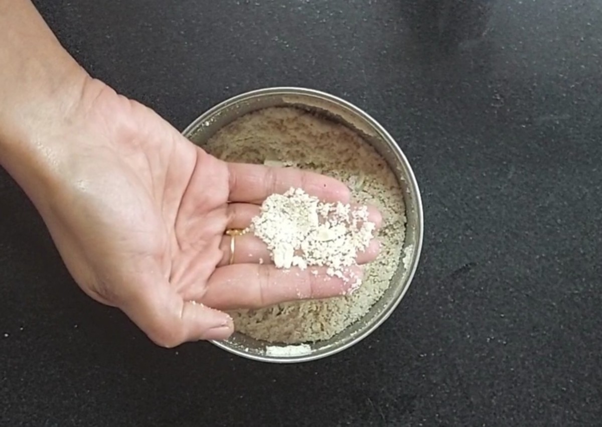 Close the lid and roughly grind. Do not make a fine powder. Add it to the powdered poha.
