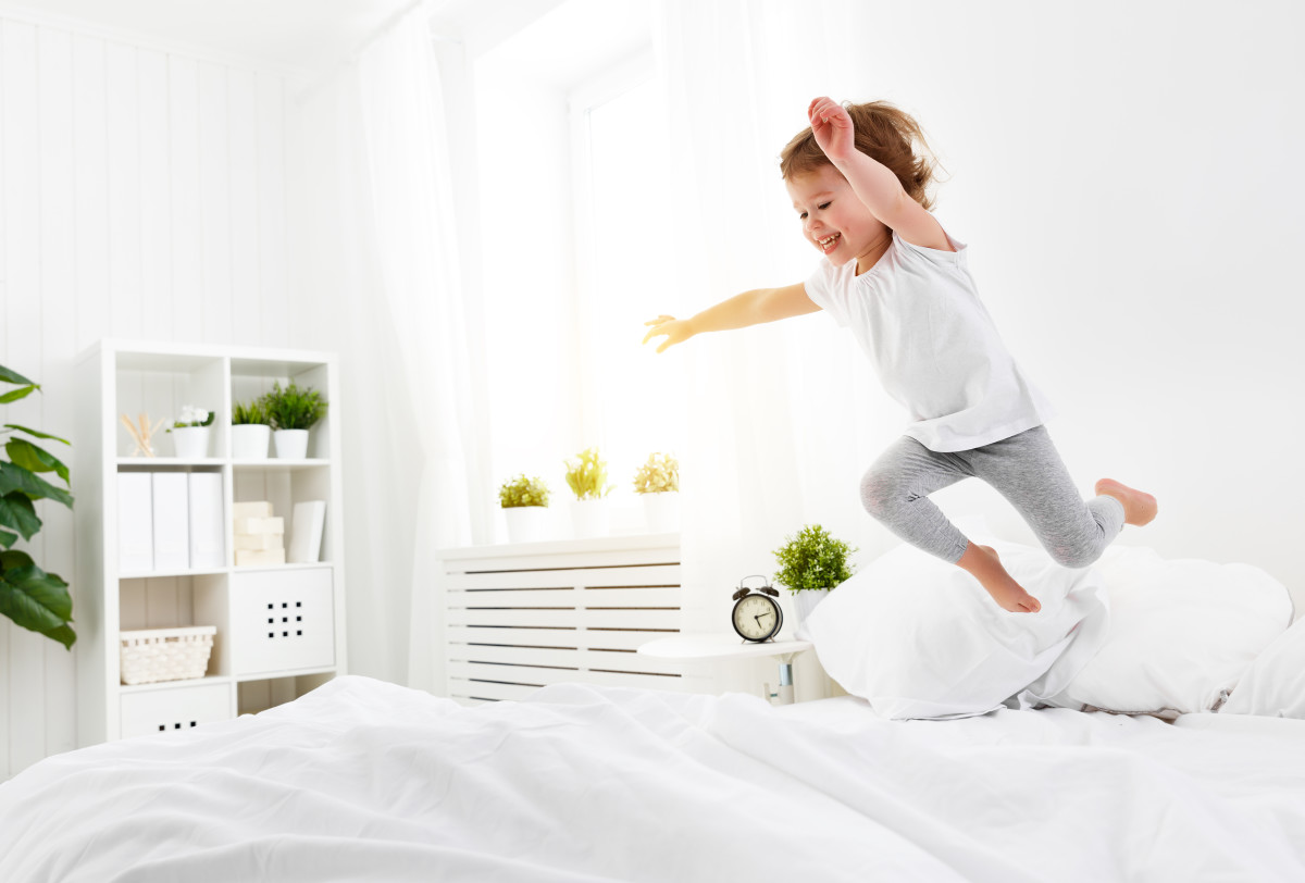 Dad Masterfully Handles Daughter Spine Chilling Flip Over the Bed ...