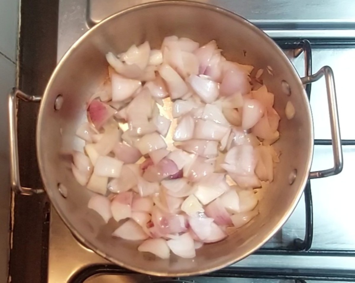 In a pan, heat 1 teaspoon oil and add 2 chopped onions. Saute till translucent.