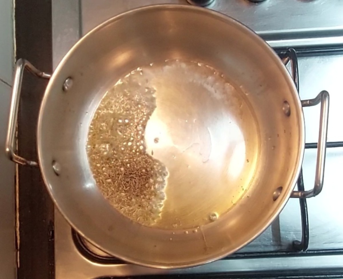 In a pan heat 1 teaspoon ghee and 1 teaspoon oil, splutter 1 teaspoon cumin seeds.