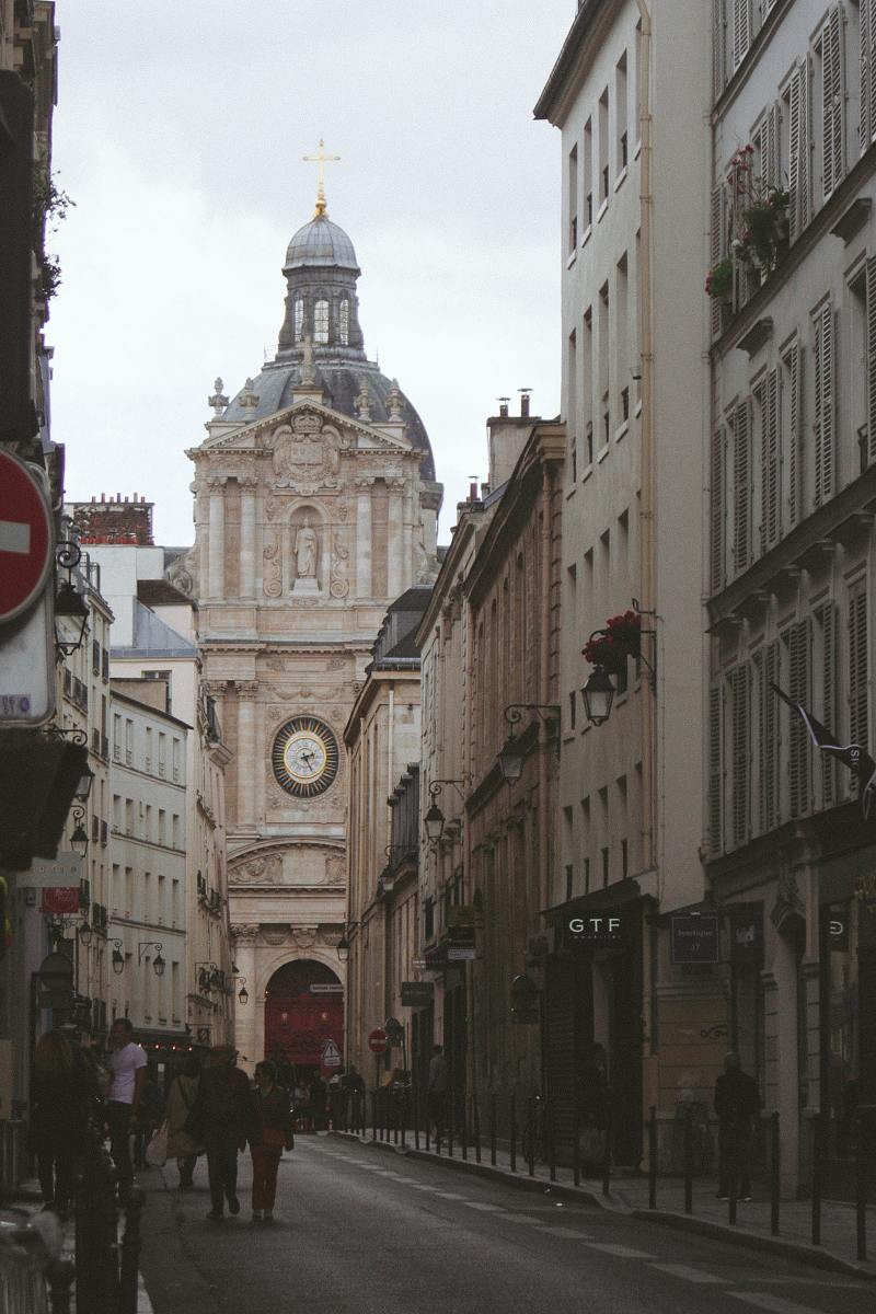一条通往巴黎圣保罗圣路易的街道