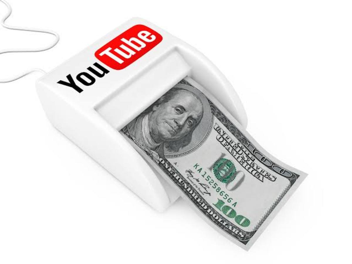 How much do YouTubers make a month?