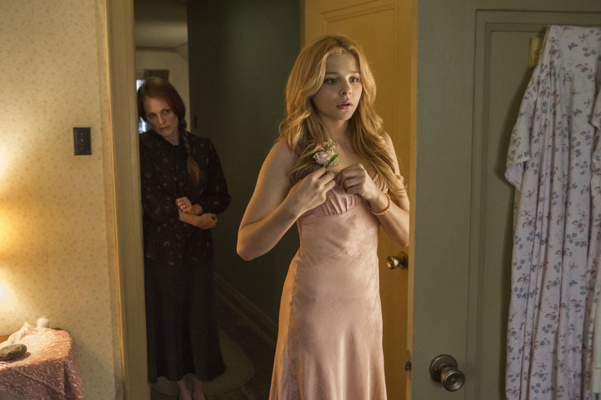 As Carrie (Chloe Grace Moretz) gets ready for the prom, Margaret lingers in the back taunting her to stay home