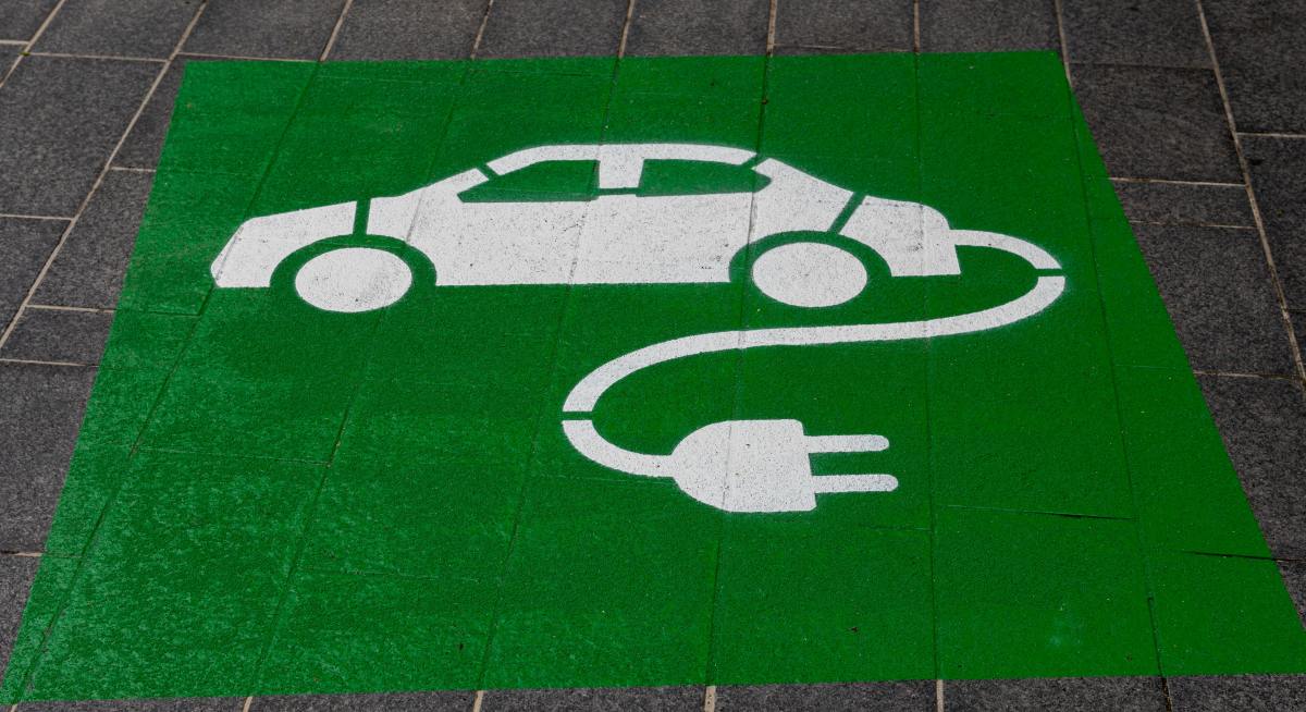 Why Can’t Electric Car Charge itself While Driving