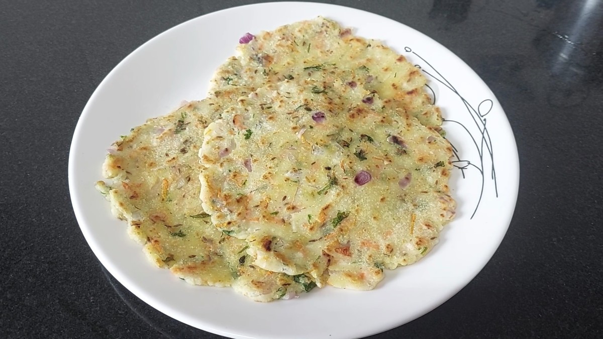 Easy and tasty akki roti is ready to serve. Serve hot with chutney, curd or sambar and enjoy.