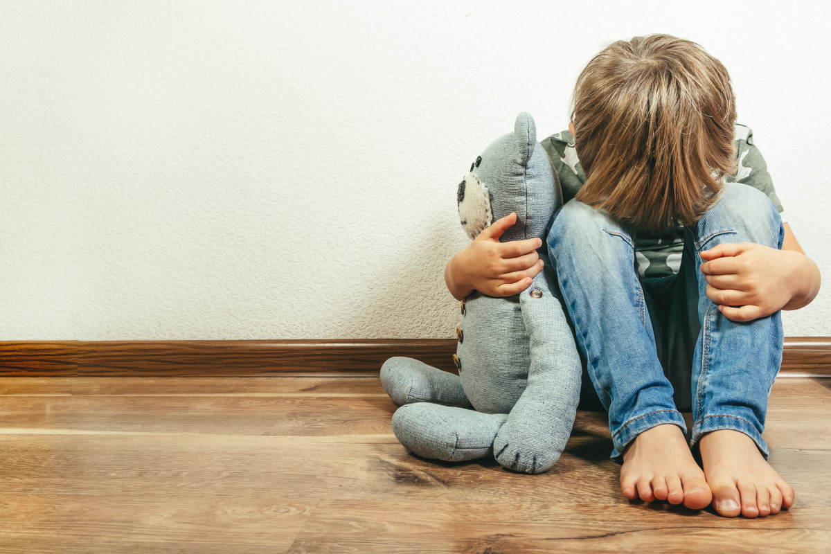 dad-puts-young-toddler-in-time-out-for-hitting-her-big-brother-and