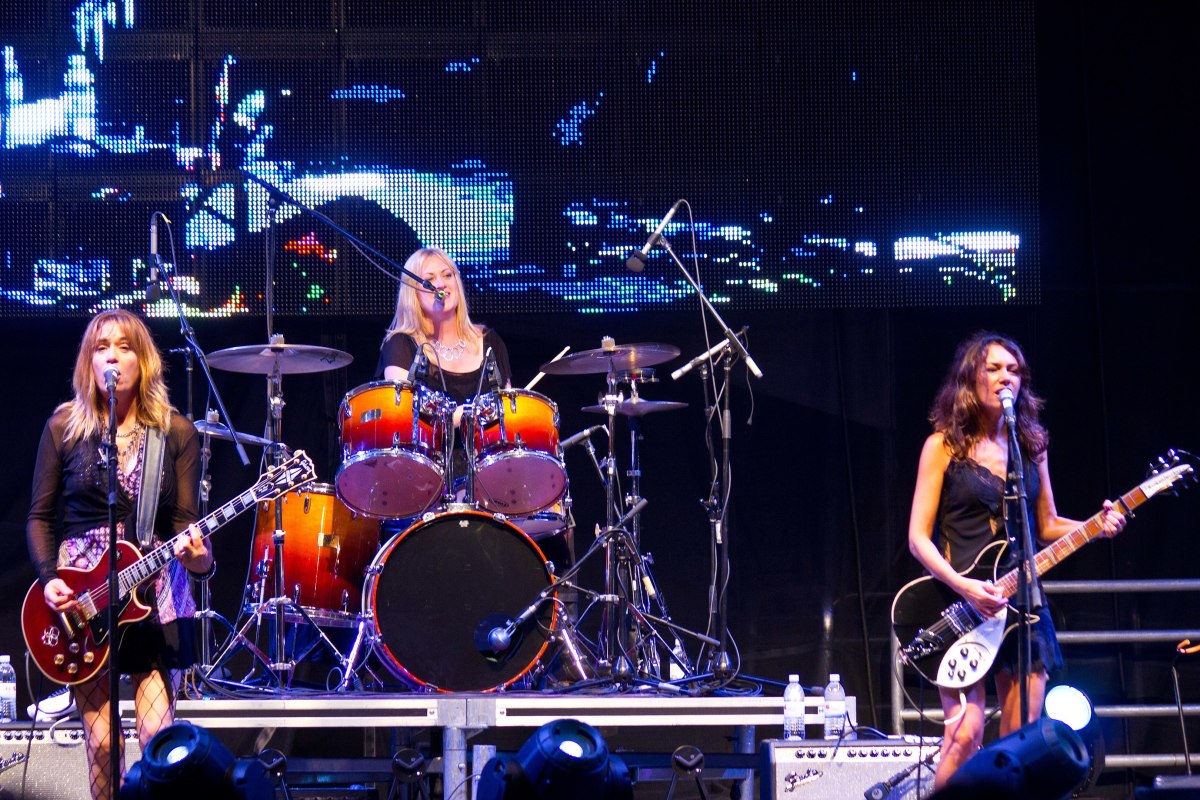 L–R: Vicky Peterson, Debbi Peterson, and Susanna Hoffs of The Bangles