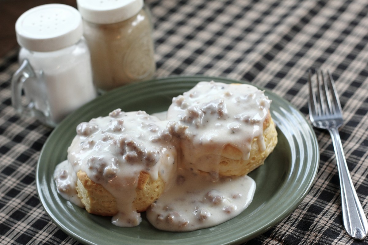 Biscuits and Gravy: History of an American Dish + 10 Recipes