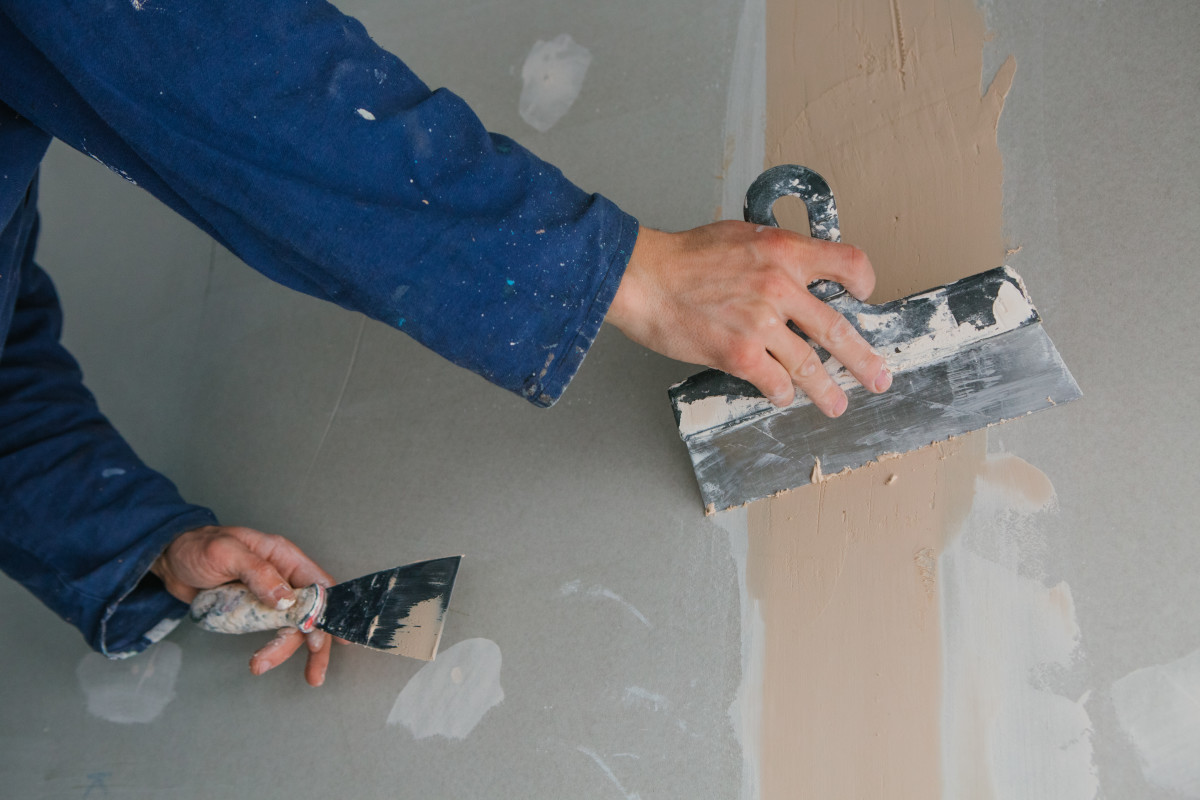 Tips For Preventing And Repairing Cracking Paint On Walls - Dengarden