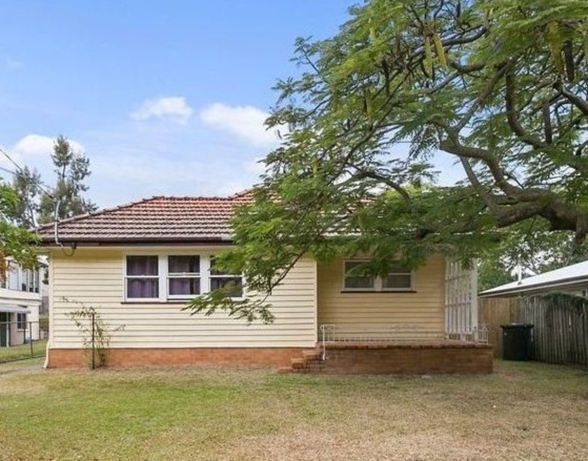 This old lowset house in Brisbane is a typical house that can cost the owner a lot of money to keep running, as explained in the text. When rented It can be rented, between 400 to 450 per week. So, as an investment it does not make much.  
