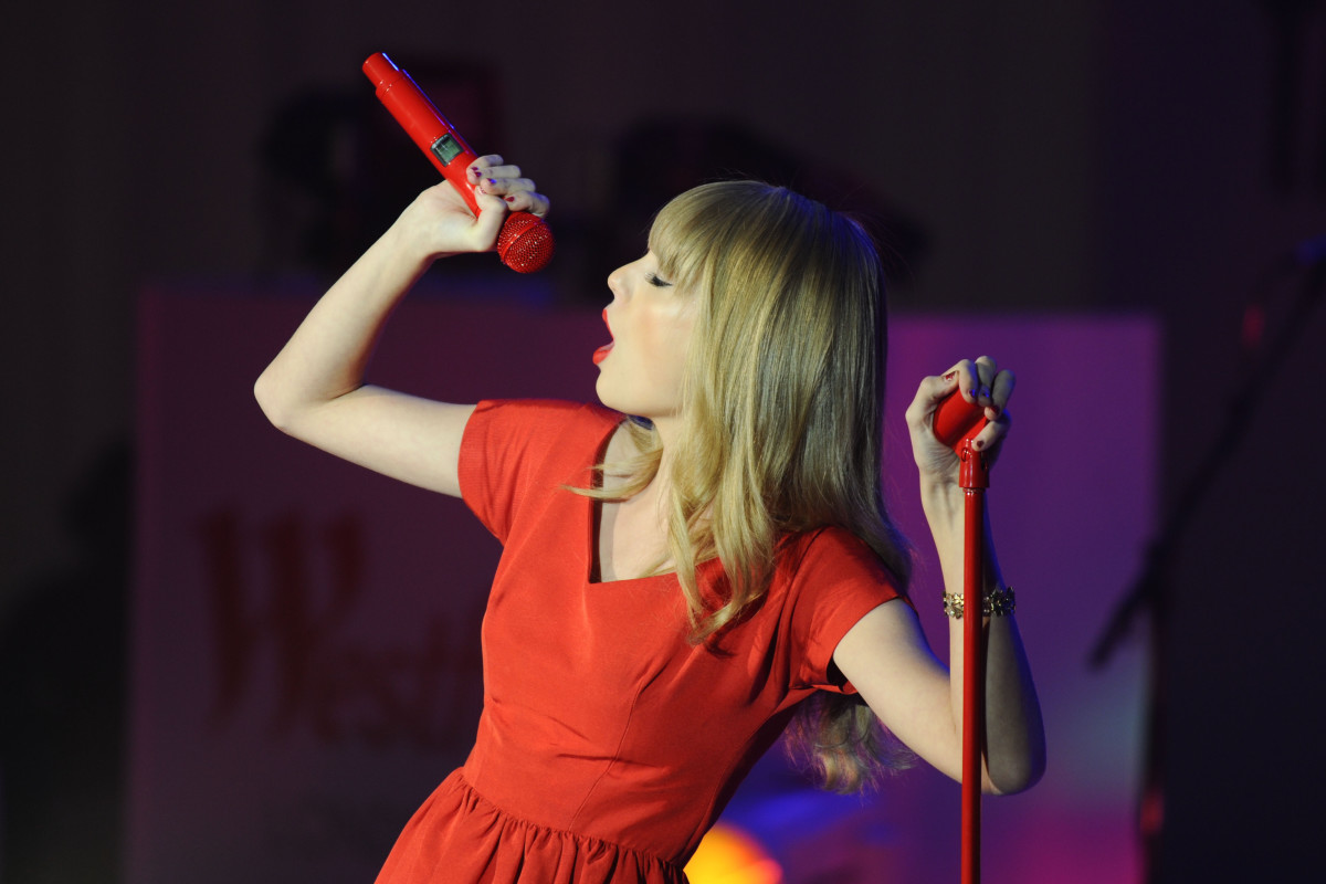 Taylor Swift Reacting to Ed Sheeran 'Clowning Around' Is Pure Gold