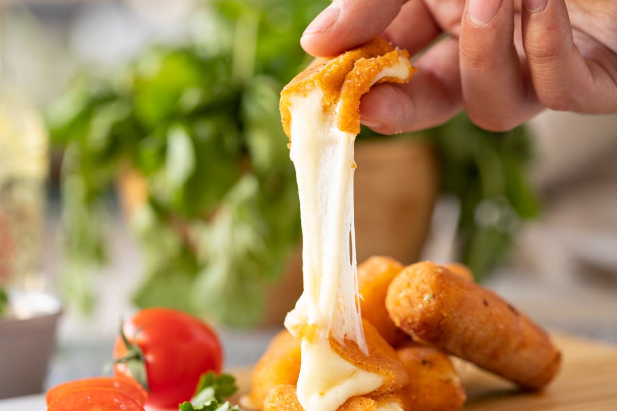 Wisconsin Restaurant's Massive Mozzarella Sticks Are Seriously No Joke Delishably News