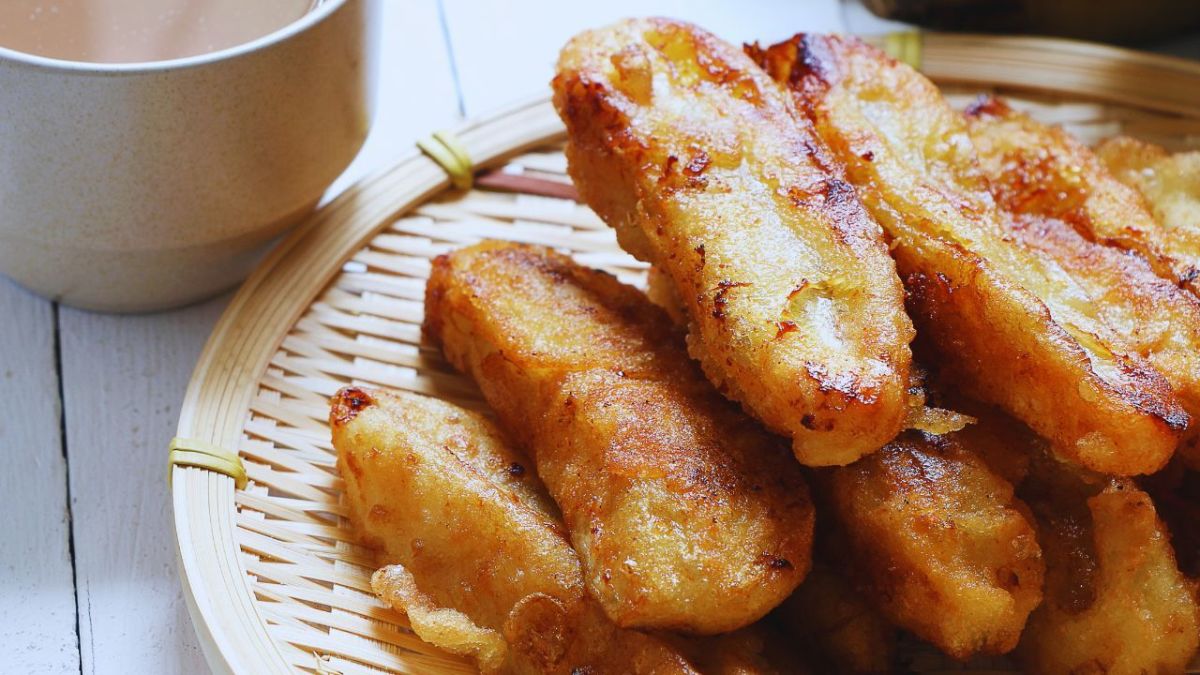 https://images.saymedia-content.com/.image/t_share/MTk3MDA0MDM4Mzk3NTAzMjM3/banana-fritters-recipes-with-banana.jpg