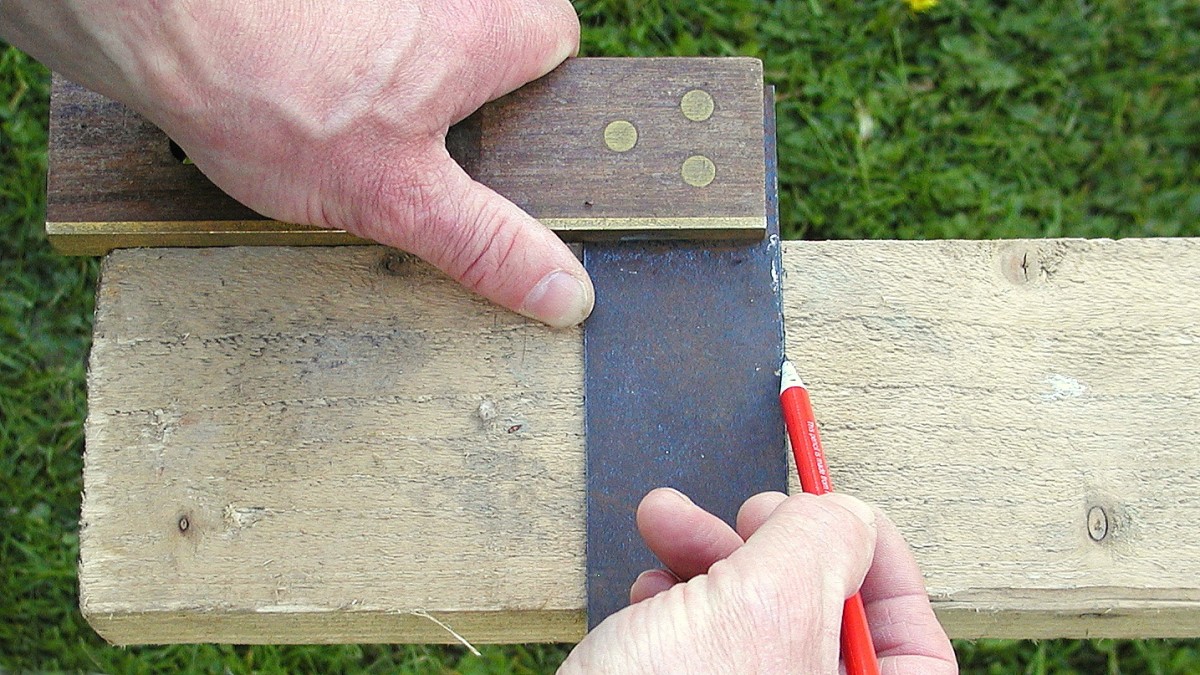 How to Cut Wood at an Angle With a Hand Saw or Miter Saw