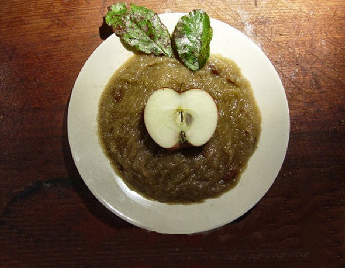 How to Make Delicious Applesauce With Cinnamon and Raisins