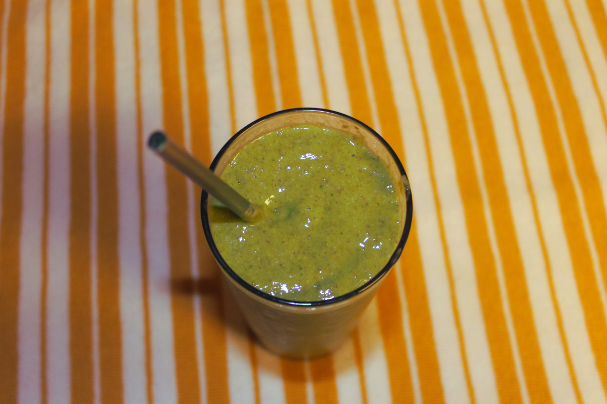 Heavenly Green Smoothie With Spinach, Banana, and Mango