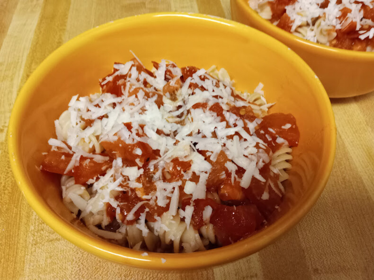 Brown Rice and Quinoa Fusilli Pasta With Tomato and Garlic Sauce
