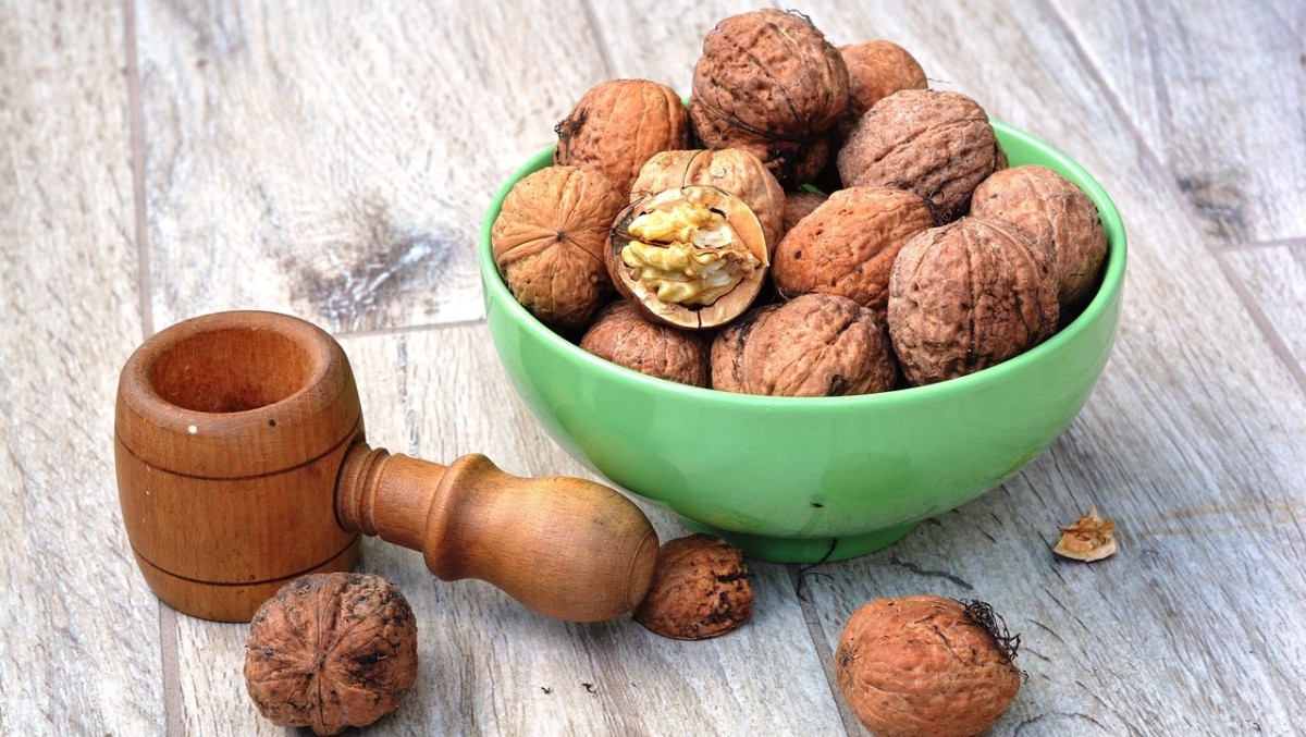 How to Crack and Shell Walnuts: 8 Ways to Open Raw Nuts