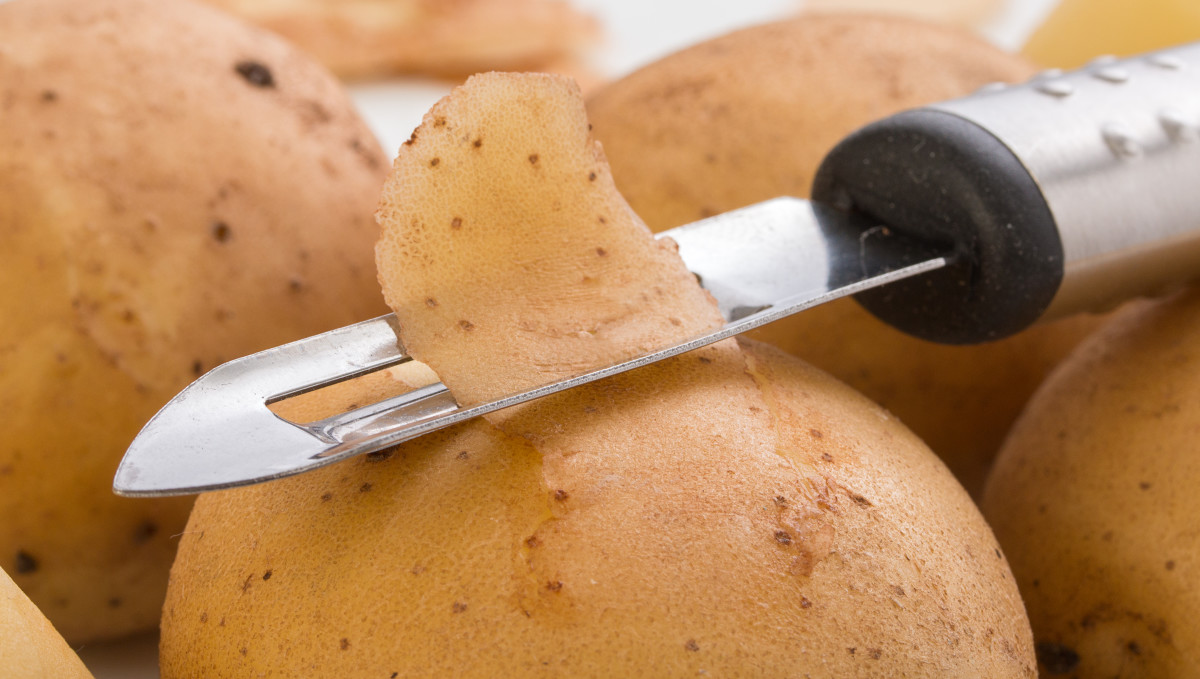 LittleKnown Potato Peeling Hack Is Blowing People's Minds Delishably