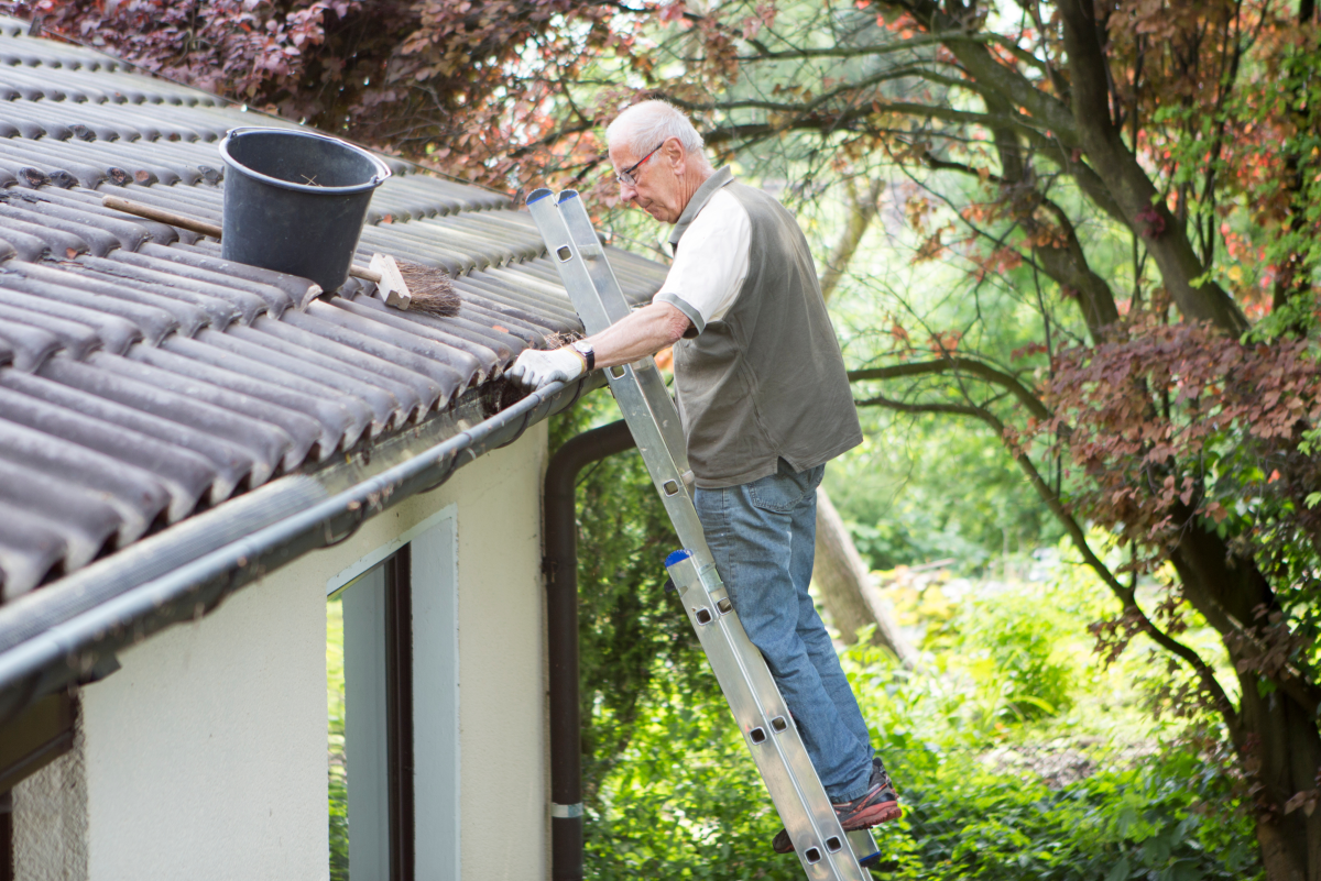 How to Use a Ladder Safely & Safety Tips for Walking on Roofs