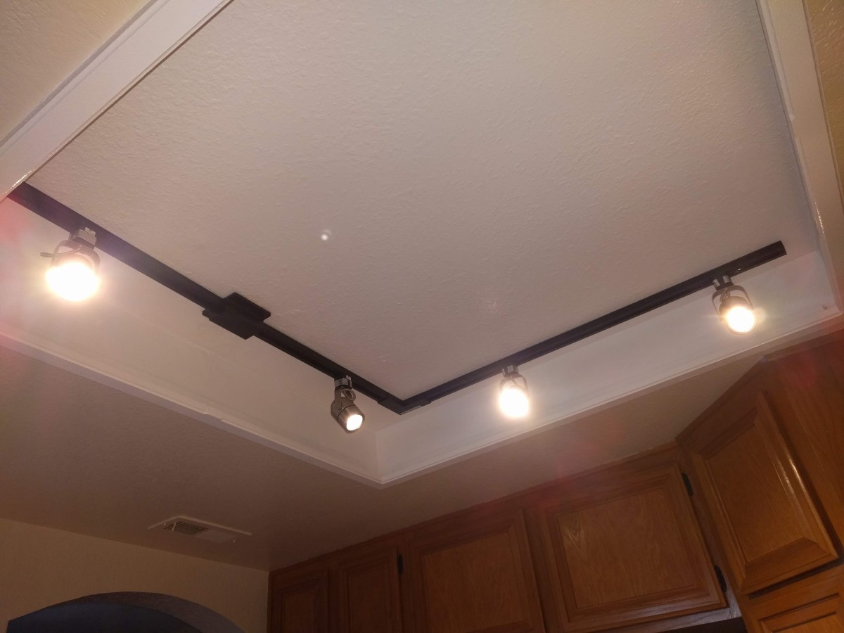How to Replace Fluorescent Kitchen Lights With a Track Light Fixture