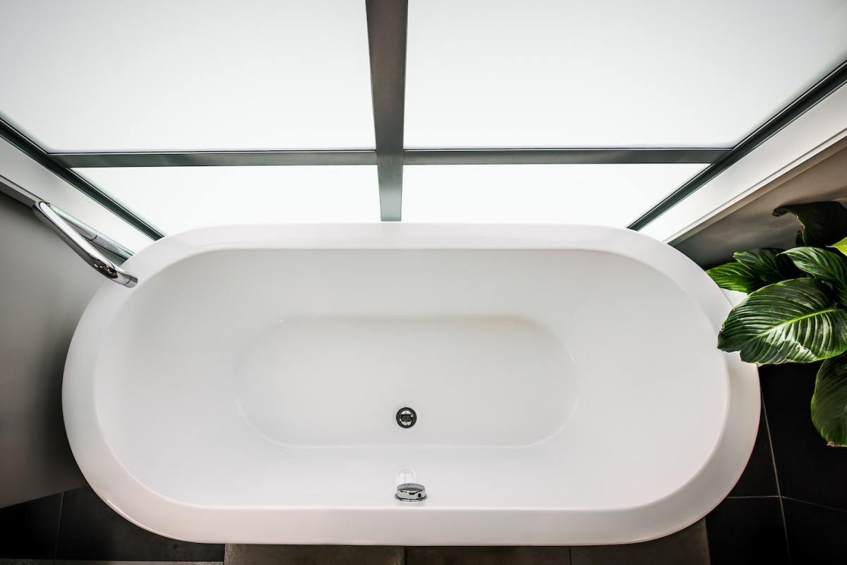 How to Remove Oil Stains From a Fibreglass Bathtub