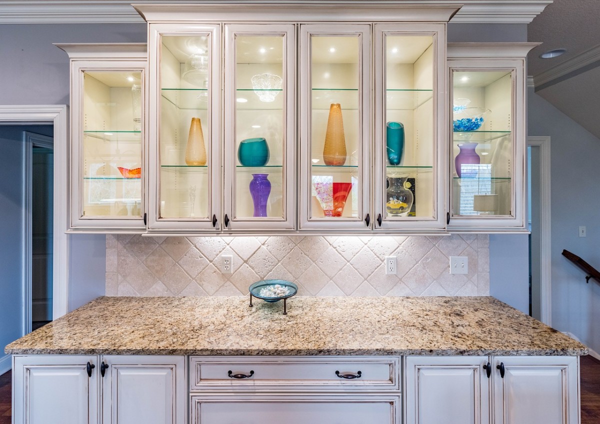 5 Beautiful Decorating Ideas for Glass Kitchen Cabinet Doors