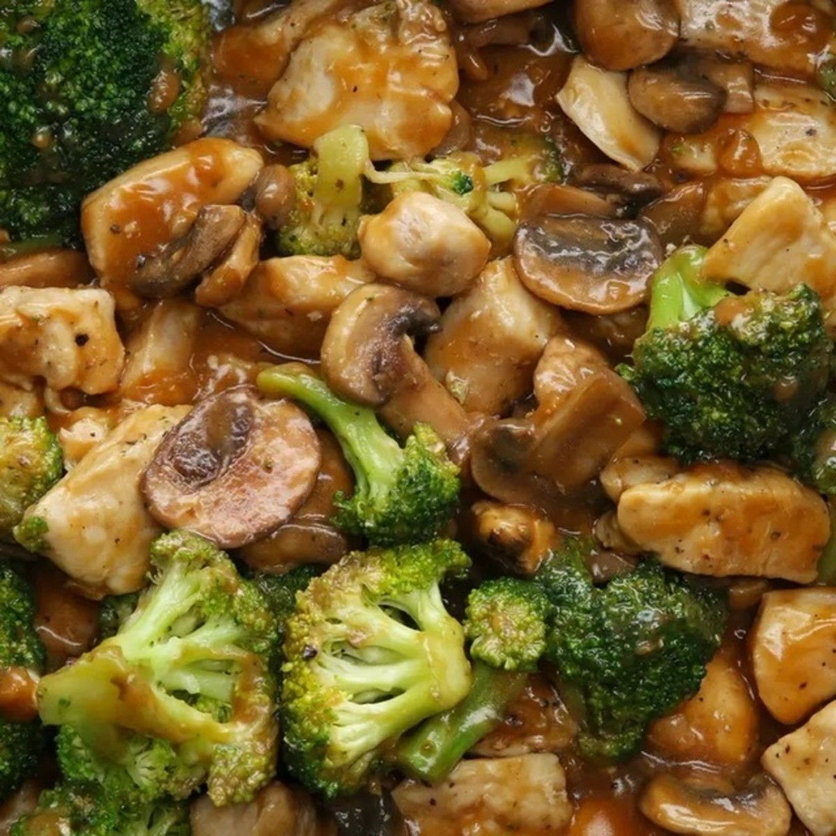 Рецепт овощей с грибами на сковороде. Брокколи с шампиньонами. Курица с брокколи. Курица с брокколи и грибами. Блюдо с брокколи и курицей.